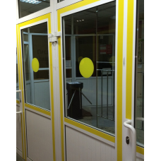 Контрастна жовта стрічка для маркування дверей