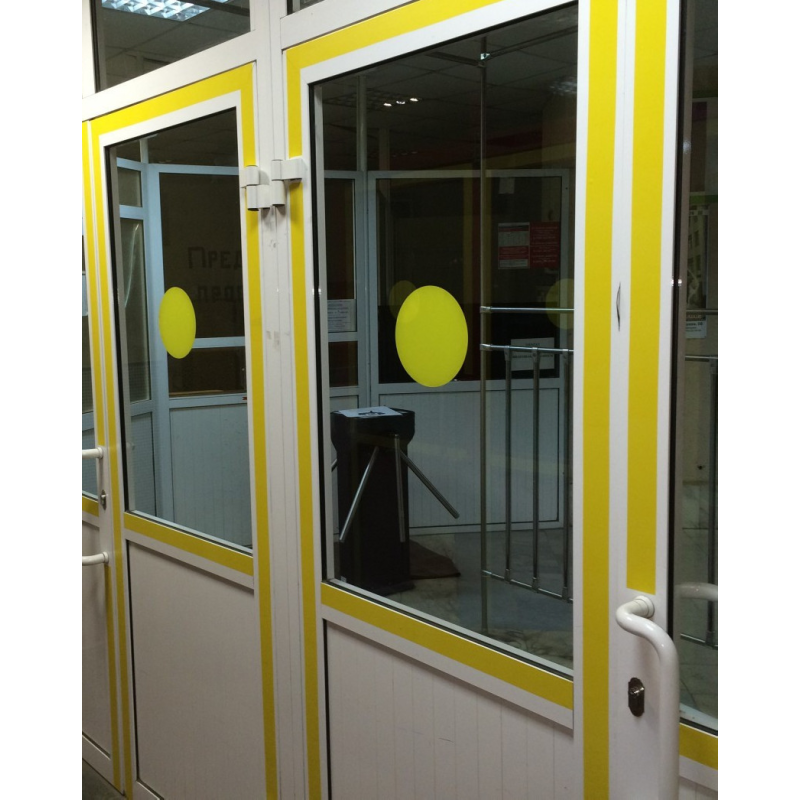 Контрастна жовта стрічка для маркування дверей